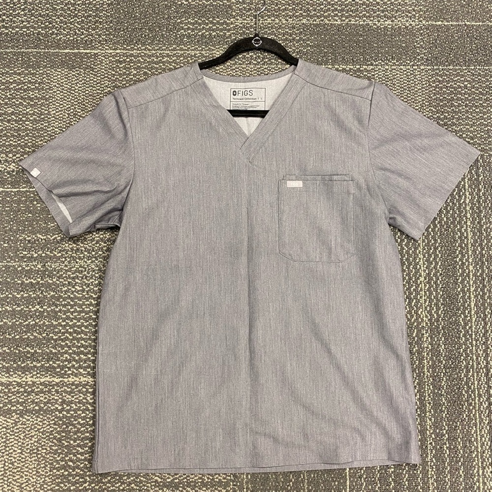 FIGS Leon™ Three-Pocket Scrub Top in Graphite Size Large - Picture 8 of 12